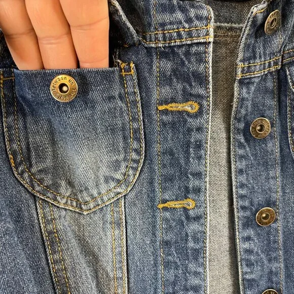 The Style Between Us Womens Medium Classic Blue Denim Jacket With Button Front - Picture 7 of 11